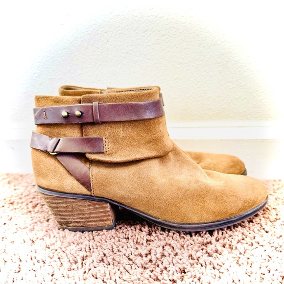 2 FOR $20 Clarks Spye Comet Tan Brown Suede Leather Booties Boots Size 6.5 - Picture 2 of 13